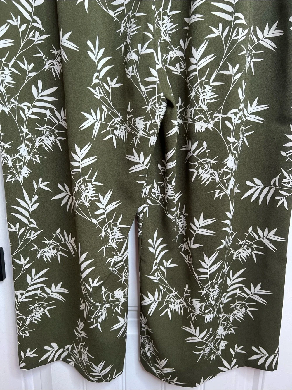 Worthington Olive Green Wide-Leg Floral Print Pants with Tie‎ Waist. Size Large.